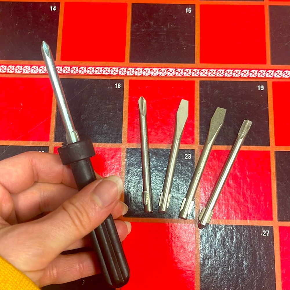 Screwdriver with interchangeable heads